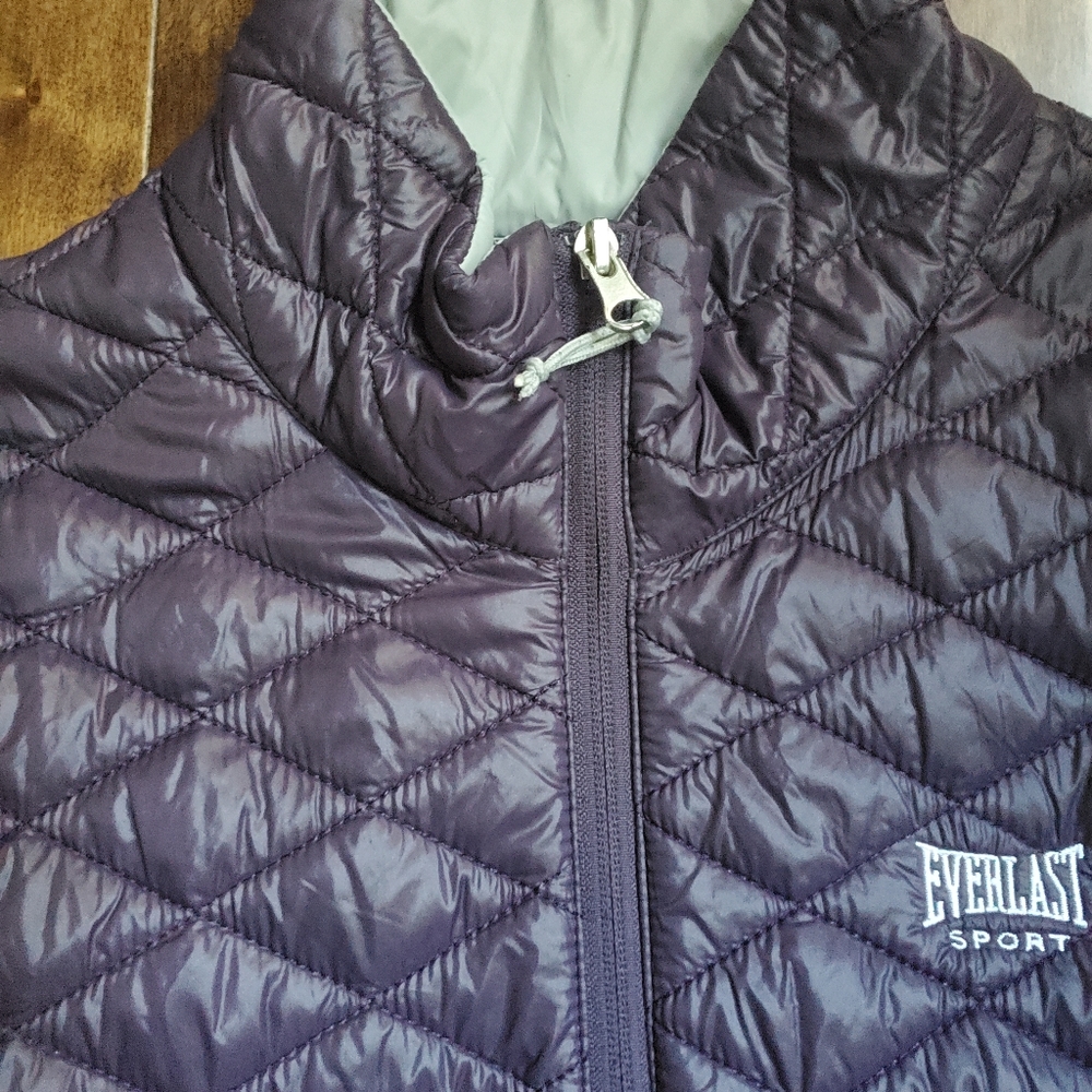 Women's vest size xl in purple by Everlast sport . Very lightweight but warm - Picture 4 of 5